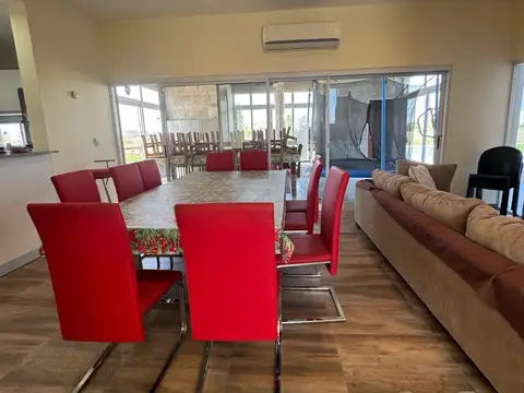 Casa en Venta con 4 cocheras