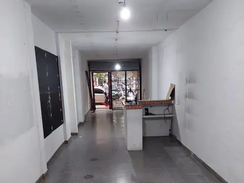 Excelente local comercial en alquiler en Villa del Parque.