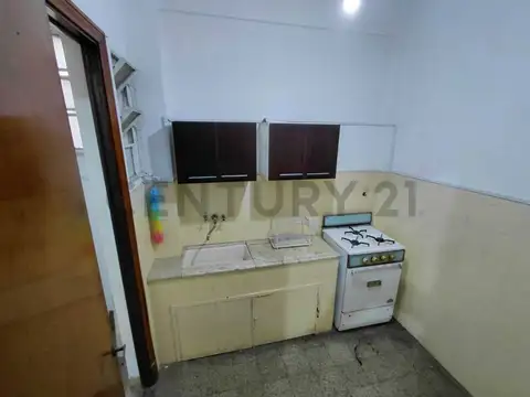 Venta Departamento 2AMB/  Frente a Estación LANUS/  Primer piso por escalera. Amplio - Oportunidad