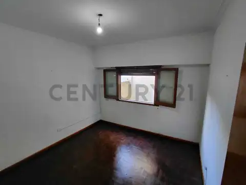 Venta Departamento 2AMB/  Frente a Estación LANUS/  Primer piso por escalera. Amplio - Oportunidad
