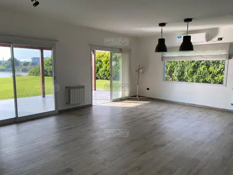 Casa 4 ambientes con 2 baños