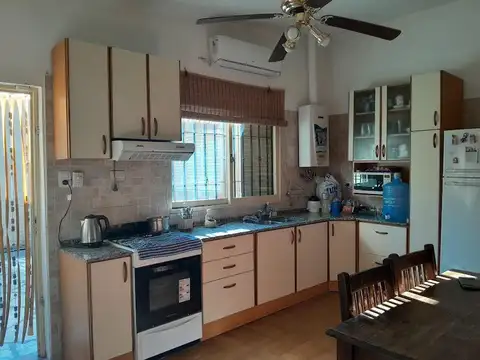 Casa 10 ambientes con 2 baños