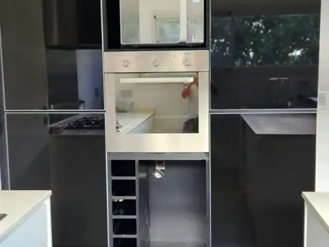 Casa en Alquiler con 3 cocheras