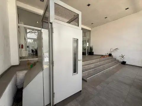Propiedad en Venta con Oficinas, Parque Patricios.