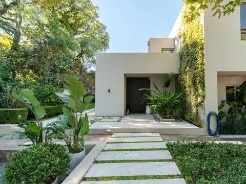 Impactante casa por diseño y terreno, en el mejor sector de Acassuso, de Av. Libertador al Río.