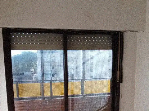 Departamento , Muy Luminoso a Metros de Av Rivadavia  ,con Balcón Corrido, No acepta perros