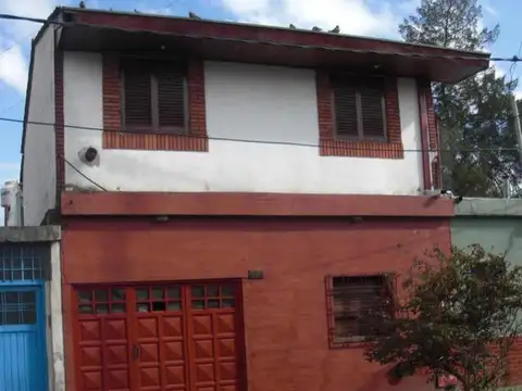 P-H AL FRENTE EN DOS PLANTAS, DE 4 AMBIENTES, CON 3 DORM