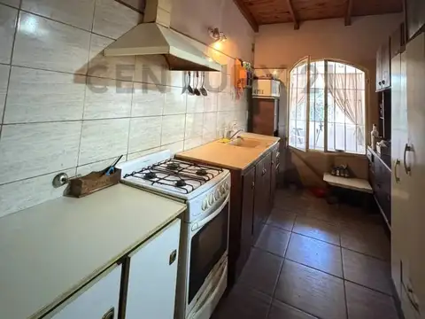 CASA QUINTA CON AMPLIO PARQUE. VENADO TUERTO