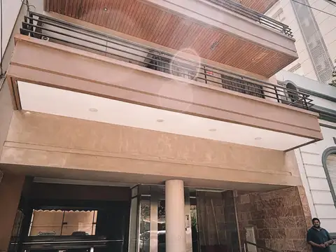 Semipiso sobre boulevard súper luminoso