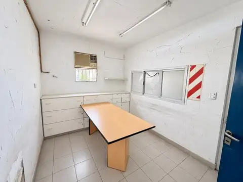 GALPÓN CON OFICINAS EN ALQUILER 370 metros.  EN FLORIDA OESTE | PREDIO MULTIEMPRESA CON SEGURID...