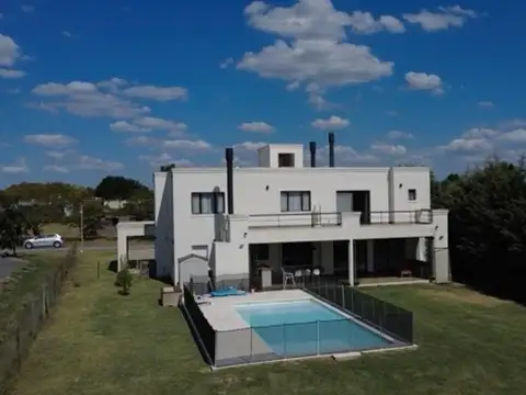 Muy linda casa en VENTA en Altos de Manzanares, Pilar. 
