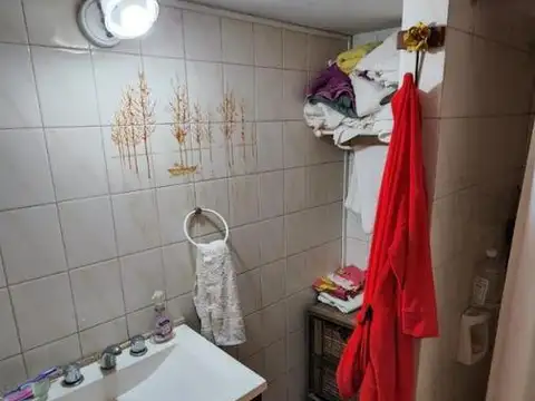 Casa de 4 dormitorios con local en zona super comercial !