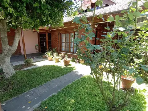 HAEDO - VENTA - PERMUTA CASA DE 6 AMBIENTES