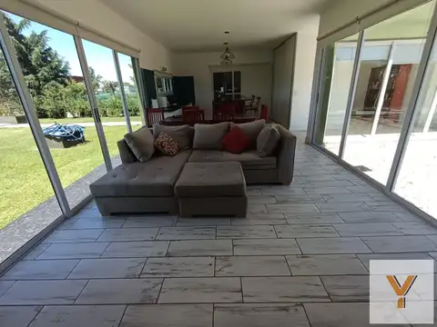 Picasso e/ Claveles y Las Rosas