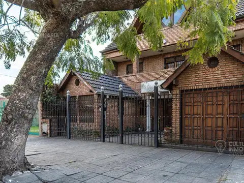 Casa en Venta con 2 cocheras