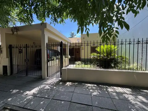 Casa 3 ambientes con jardín en zona residencial de Adrogué