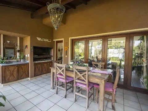 Casa en Alquiler con 2 cocheras