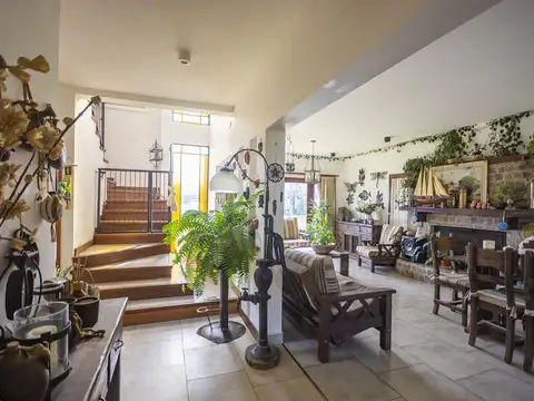 Casa en Alquiler con 2 cocheras