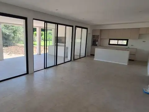 Casa 5 ambientes con 2 baños