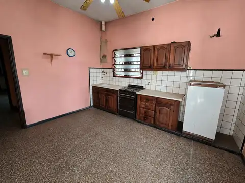 Casa opcional 2 familias con potencial a remodelar con patio y terraza