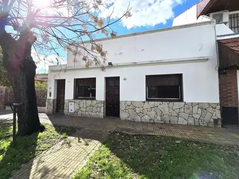 Casa opcional 2 familias con potencial a remodelar con patio y terraza