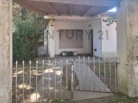 CASA EN VENTA DE TRES AMBIENTES Y OATIO A REFACCIONAR