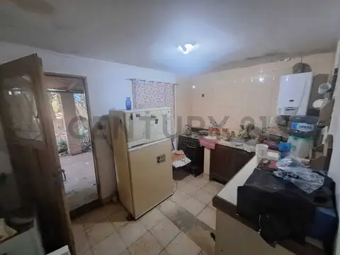 CASA EN VENTA DE TRES AMBIENTES Y OATIO A REFACCIONAR