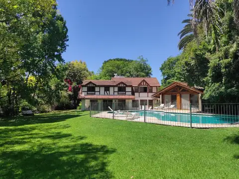  Excelente casa de categoría con lindísimo jardín sobre dos lotes de terreno en venta en San Carlos C.C. 