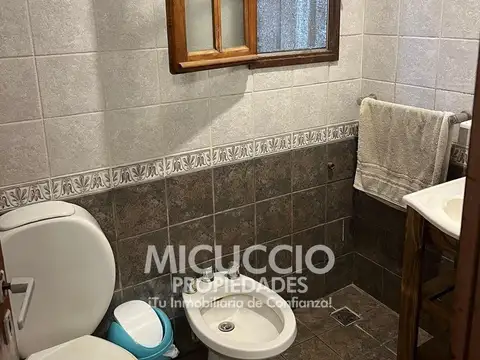 Casa 5 ambientes con 2 baños