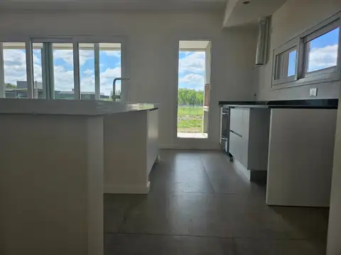 Casa 5 ambientes con 4 baños