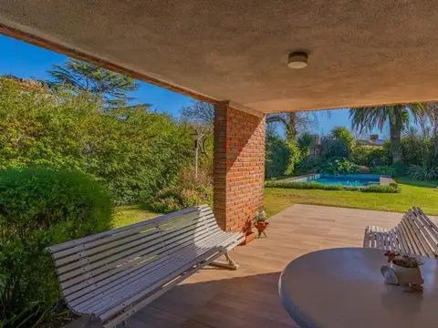 Casa sobre dos lotes con piscina y quincho · Pinos De Anchorena