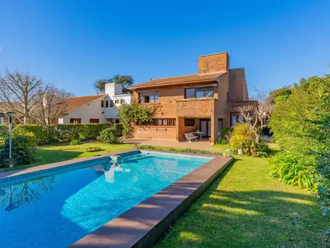 Casa sobre dos lotes con piscina y quincho · Pinos De Anchorena