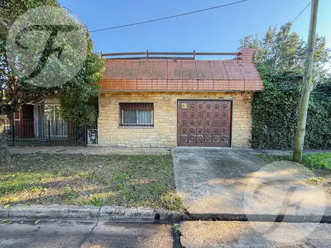 Oportunidad en Ituzaingó: Casa 4 Ambientes con Potencial y Terraza