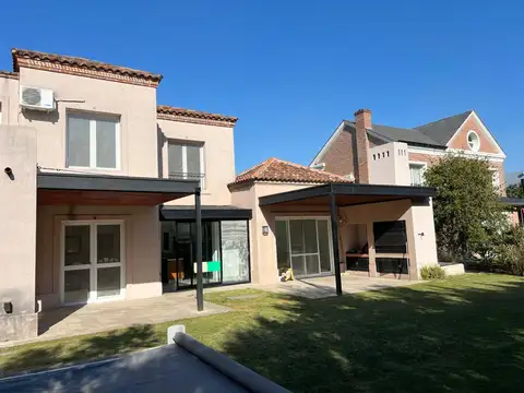 Casa en Venta con 2 cocheras