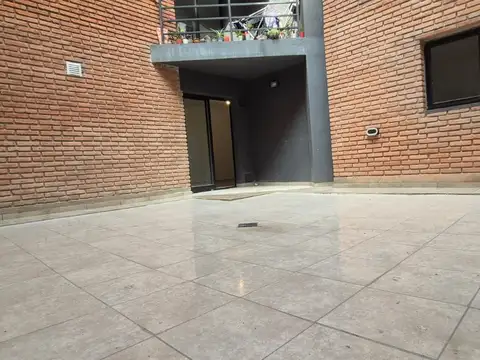 Depto Luminoso - con patio propio - impecable