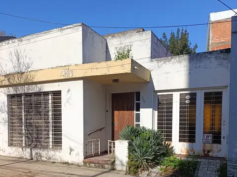 SAENZ PEÑA CASA A REFACCIONAR SOBRE LOTE 8,66X 23.-