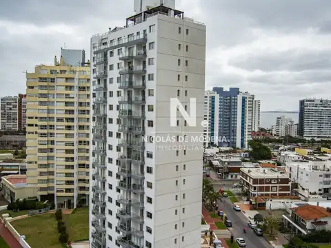 Apartamento en Venta de 3 dormitorios en parada 2 de playa brava, cerca de servicios en Punta del Este
