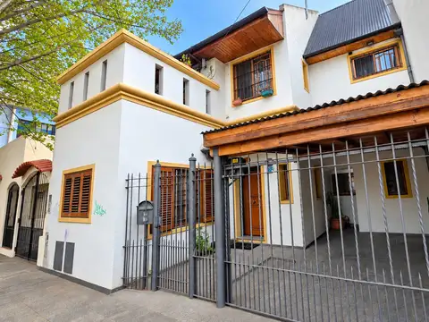CASA + DEPARTAMENTO EN PLANTA ALTA | AMPLIO PARQUE, QUINCHO/TALLER Y ACCESOS INDEPENDIENTES