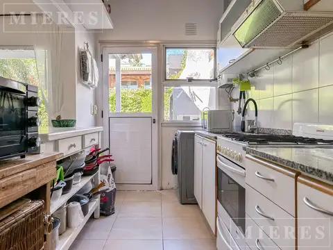 Casa en Venta en barrio Los Álamos, con jardín y pileta.