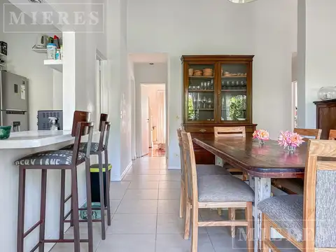Casa en venta en barrio Los Álamos, con jardín y pileta