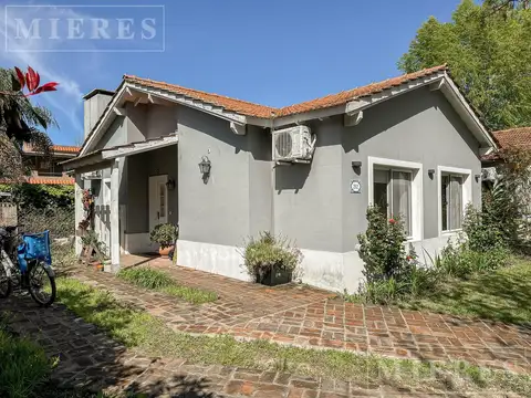 Casa en Venta en barrio Los Álamos, con jardín y pileta.