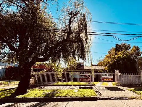 casa americana tres ambientes entra de autos / patio y terraza accesible