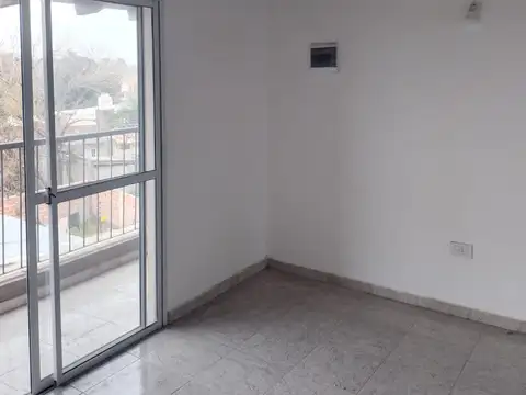 ALQUILER DEPTO DOS AMBIENTES EN PLATANOS