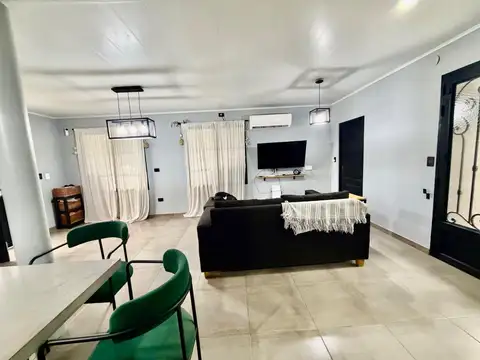 Casa en Alquiler con 3 cocheras
