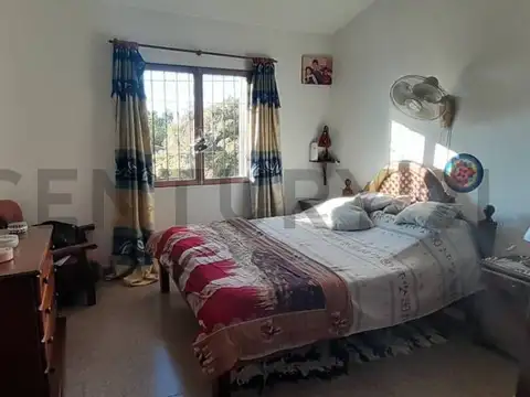 Casa 8 ambientes con 2 baños