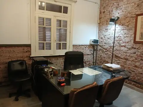 Oficina 10 ambientes con 2 baños