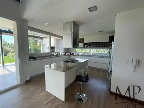 Casa 8 ambientes con 5 baños