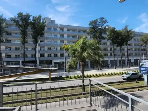 Local EN ALQUILER en Canning Center, con frente a calle Lacarra.