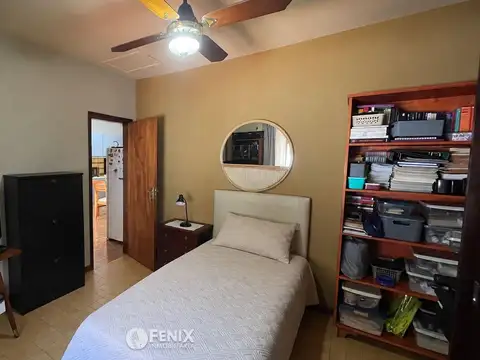 CASA CÉNTRICA EN VENTA DE 2 DORMITORIOS CON COCHERA (CF1406)