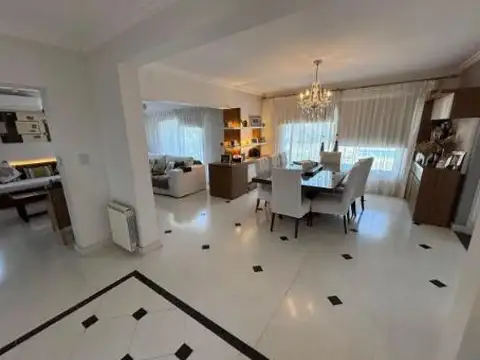 Casa en Alquiler con 2 cocheras